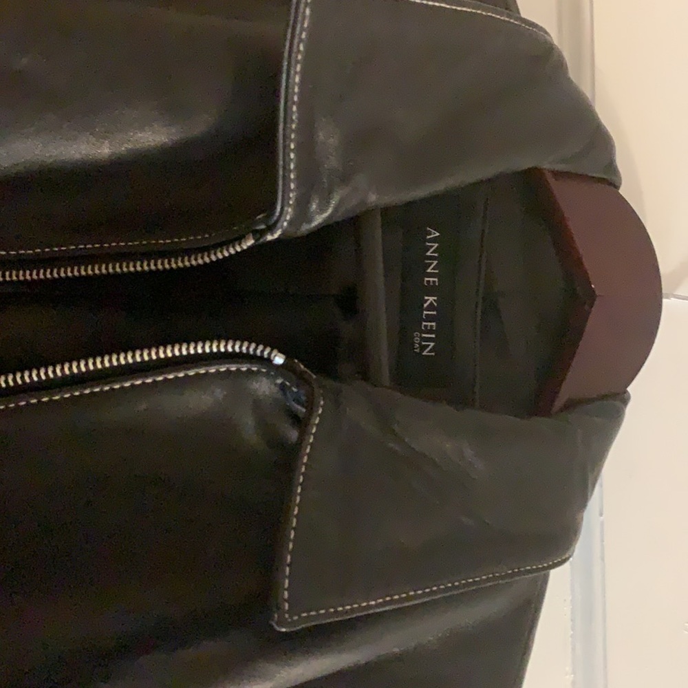 Gorgeous black leather jacket. - Picture 2 of 7
